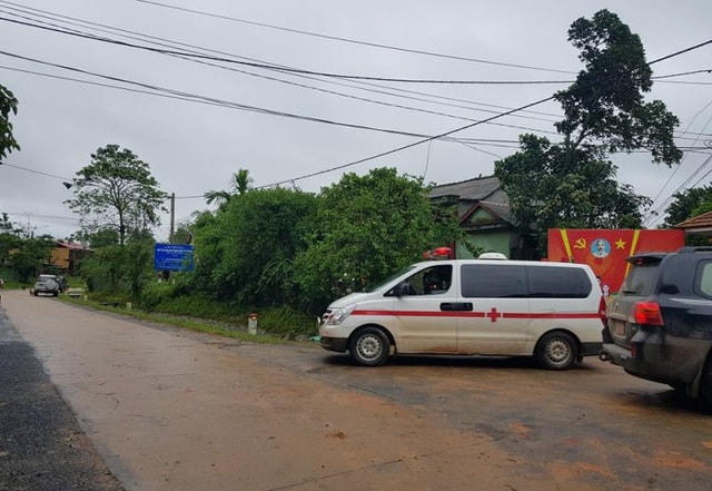 Đã có 5 xe cứu thương rời hiện trường đưa các thi thể nạn nhân ra ngoài.  