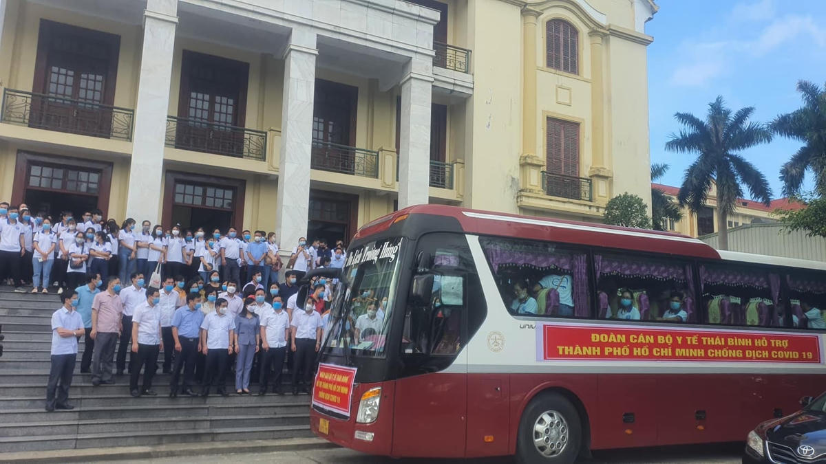 Tập thể lãnh đạo tỉnh Thái Bình ra tận cửa xe tiễn đoàn vào TP Hồ Chí Minh  hỗ trợ thành phố chống dịch Covid-19.