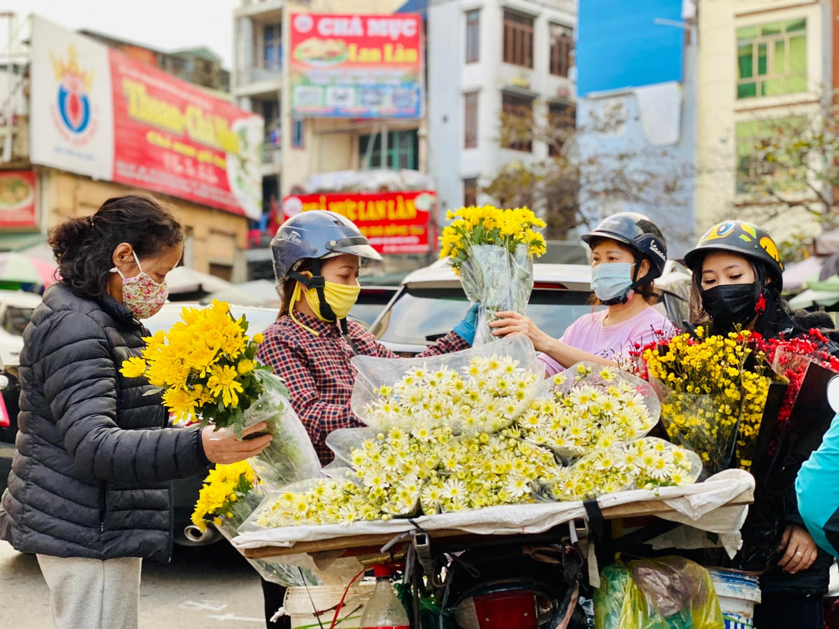 Những ngày cận Tết, vô vàn loại hoa tươi được bày bán rất nhiều ở các khu chợ và trên những gánh hàng rong nên người dân có thể dễ dàng chọn được bó hoa ưng ý cắm trang trí ban thờ, nhà cửa.