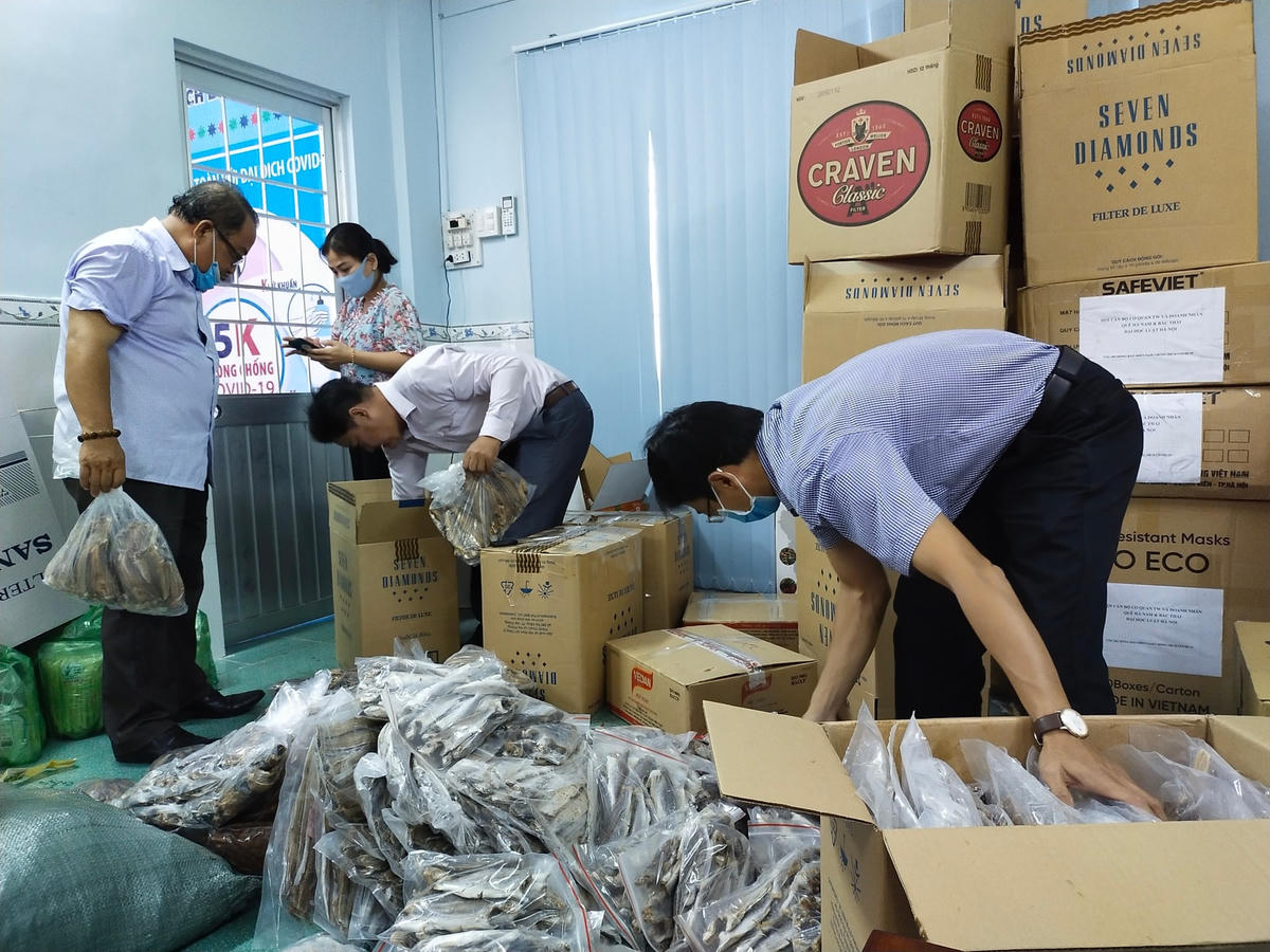 Cán bộ Mặt trận Cà Mau đang sắp xếp hàng nhu yếu phẩm gửi lên TP Hồ Chí Minh.  