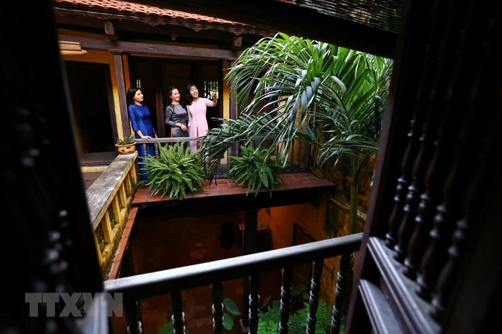 Giữa các lớp nhà ở tầng 2 có sân, giếng trời tạo cảnh quan môi trường. (Nguồn: TTXVN).