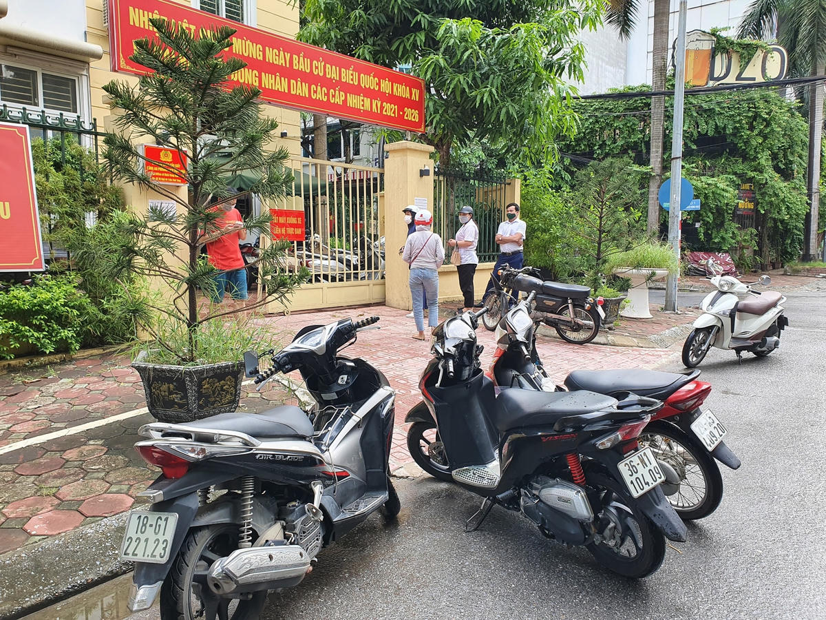 Nhiều đại diện doanh nghiệp đến trụ sở công an phường Dịch Vọng Hậu chiều nay.