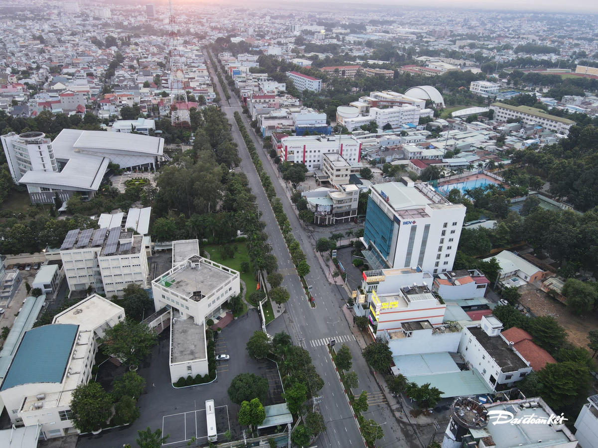 Phố xá không một bóng người .