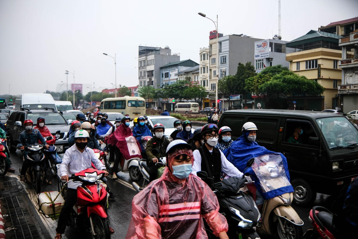 Theo ghi nhận của phóng viên, dù mưa không to nhưng khu vực cầu Vĩnh Tuy vẫn rơi vào tình trạng tắc nghẽn nghiêm trọng.