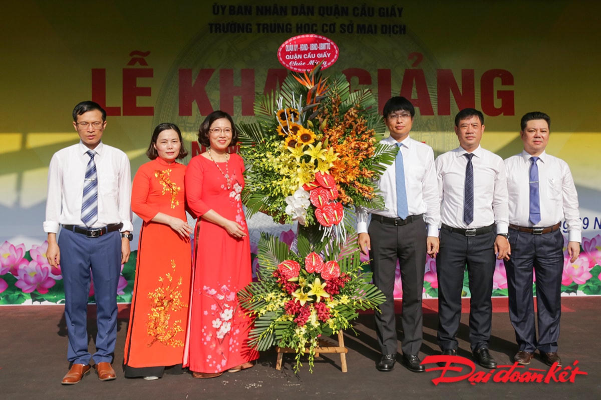 Đại diện lãnh đạo Quận Cầu Giấy tặng lẵng hoa chúc mừng nhà trường trong ngày lễ khai giảng năm học mới với mong muốn nhà trường ngày càng phát huy được thế mạnh và vững vàng vượt qua cơn đại dịch.