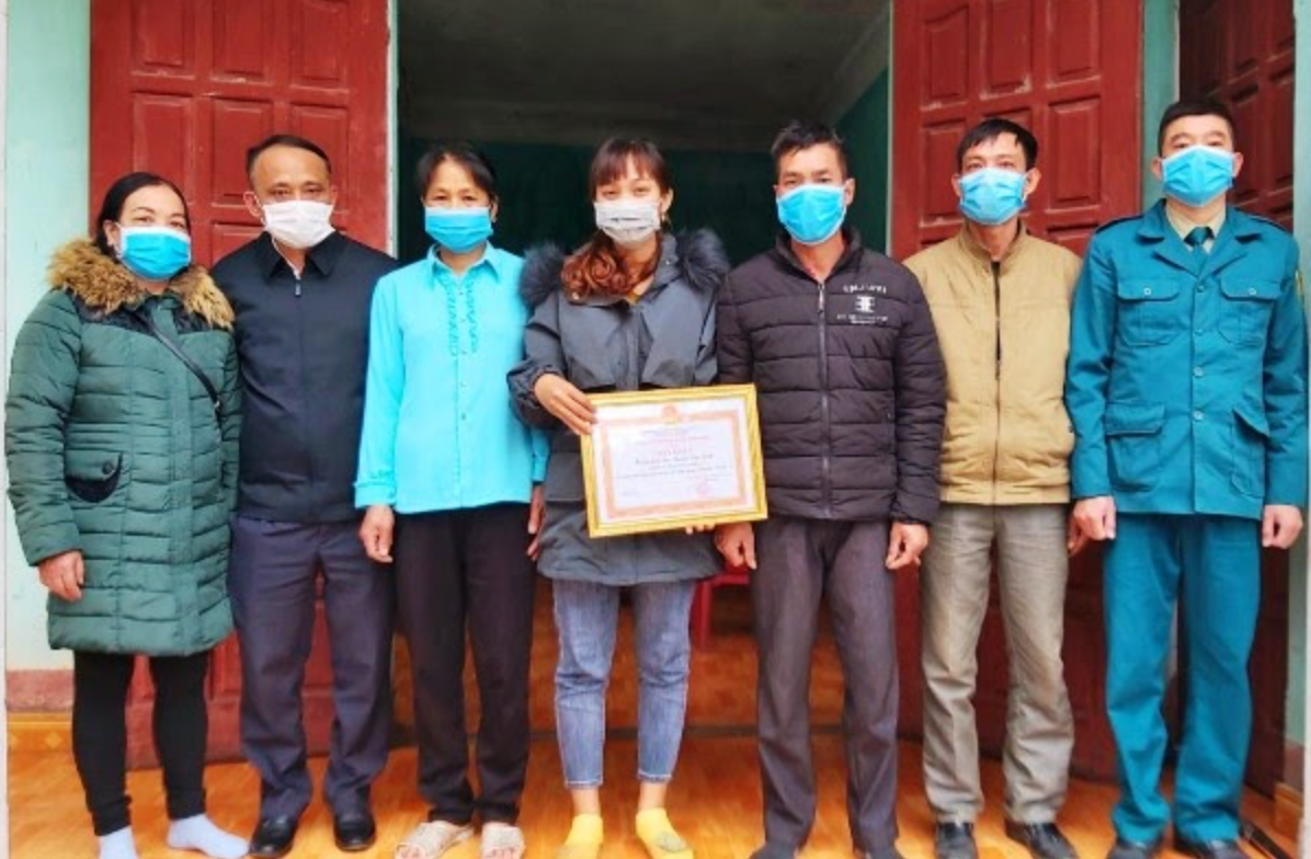 TP Móng Cái (Quảng Ninh) tặng giấy khen gia đình ông Nguyễn Văn Sinh hoãn đám cưới phòng chống dịch Covid-19. Nguồn: Báo Quảng Ninh.