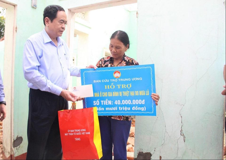 Chủ tịch Trần Thanh Mẫn trao hỗ trợ xây dựng nhà Đại đoàn kết cho bà Nguyễn Thị Nhẫn.