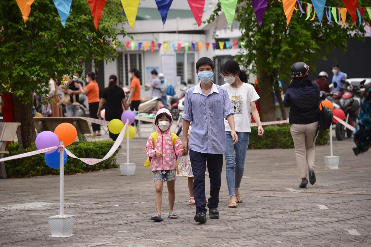 Nhiều phụ huynh dắt tay con đi tìm lớp ngày đầu tiên quay lại trường học.Các em học sinh khá bỡ ngỡ với trường lớp sau thời gian ở nhà quá lâu.Chị Phương Linh (Hà Nội), giáo viên trường mầm non Trâu Quỳ phấn khởi cho biết: “Hầu hết các con đã đi học đủ theo kế hoạch đề ra”. Trước khi vào lớp, phụ huynh sẽ điểm danh cho con tại tờ danh sách học sinh để thuận tiện cho công việc quản lý của giáo viên.Công tác chuẩn bị trong lớp học đã được các giáo viên mầm non chuẩn bị rất chu đáo.Các trường mầm non tại Hà Nội được trang trí nhiều cờ, hoa và băng rôn chào mừng ngày hội đưa trẻ đến trường mang lại không khí thân thiện, vui vẻ.