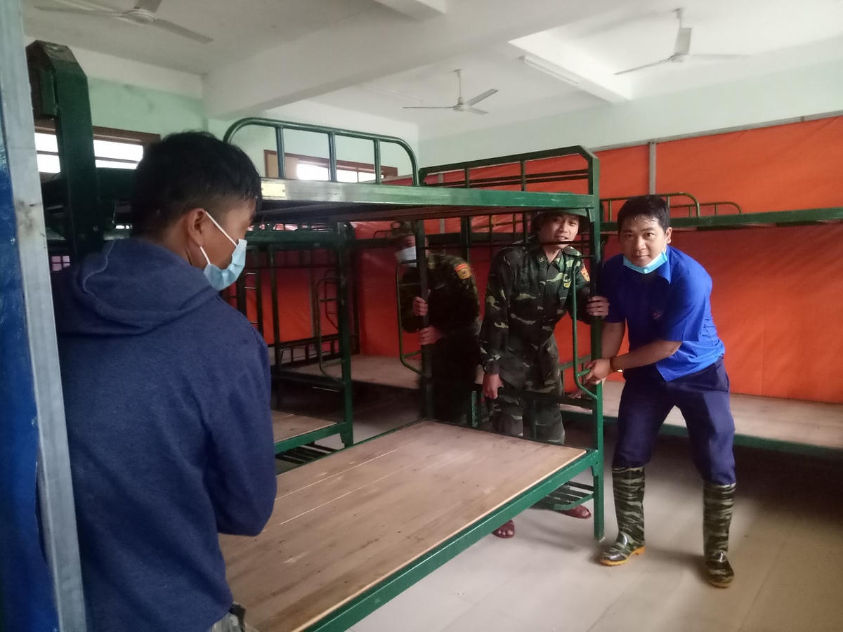 Lực lượng chức năng tiến hành vật dụng cho học sinh trường THPT Võ Chí Công.