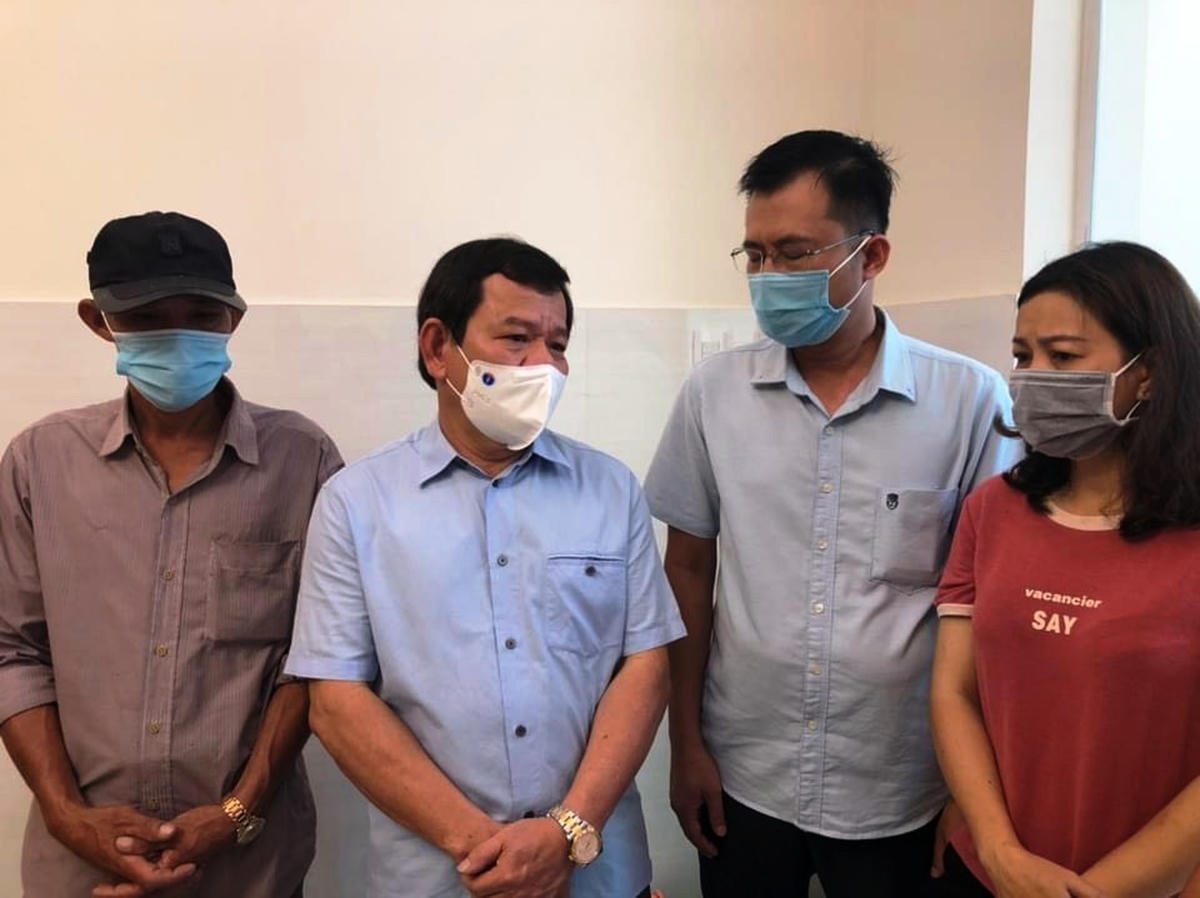 Chủ tịch UBND tỉnh Quảng Ngãi (thứ 2 từ trái) thăm hỏi, hỗ trợ gia đình nạn nhân.