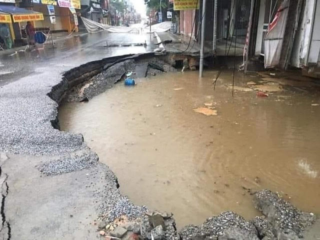 Khu vực hố tử thần đã "nở" rộng hơn sau trận mưa lớn từ đêm qua đến sáng nay (17/4).  
