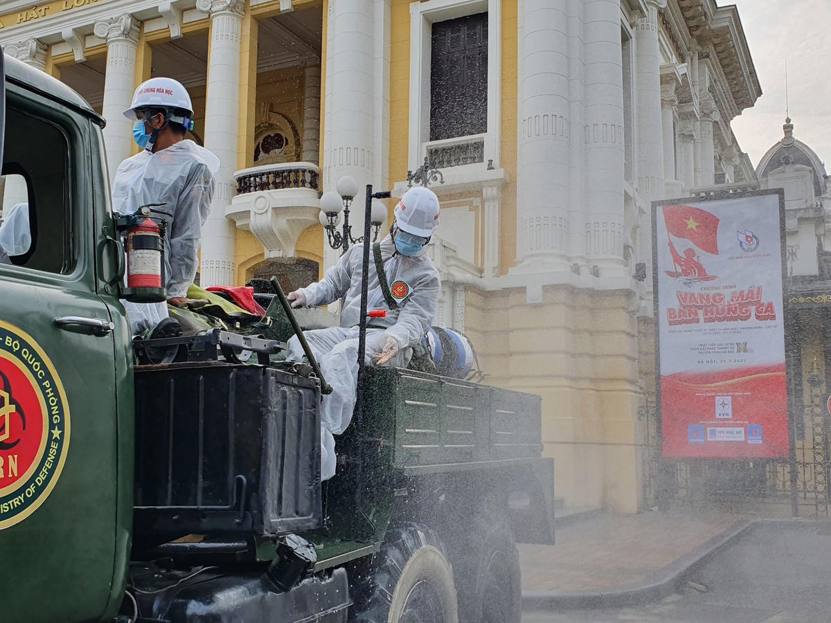 Đúng 8h, đoàn xe bắt đầu di chuyển...
