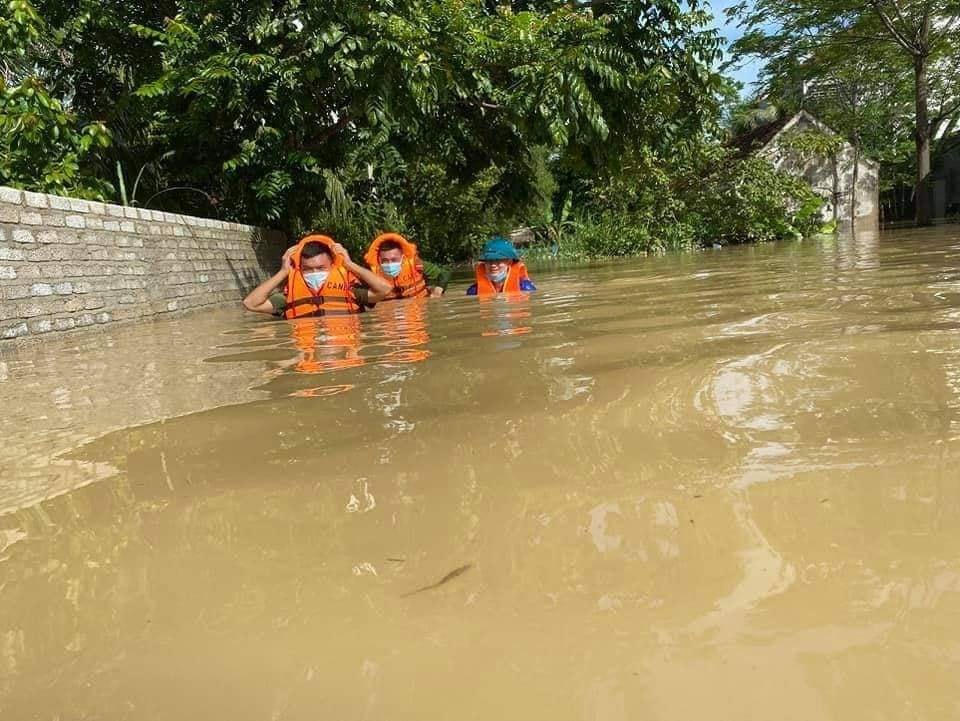 Dù mưa đã tạnh, nhưng nhiều xã tại huyện Quỳnh Lưu vẫn còn ngập sâu.