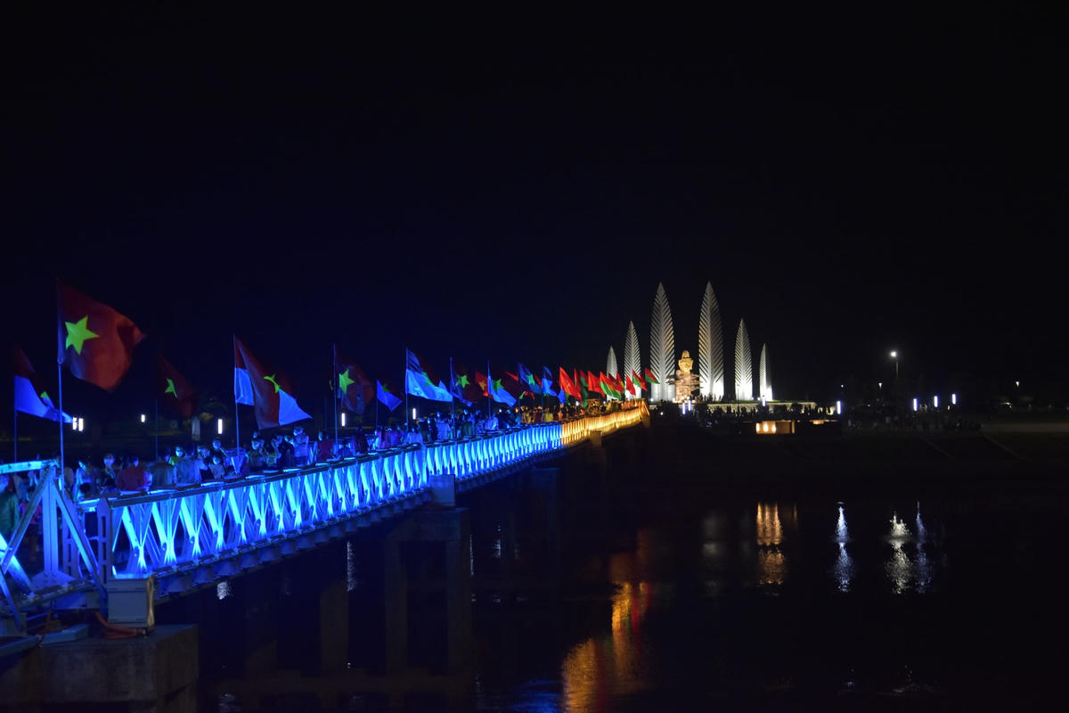 Hệ thống chiếu sáng sử dụng công nghệ, thiết bị thông minh có khả năng lập trình các kịch bản chiếu sáng theo sự kiện. Hệ thống điều khiển âm thanh bằng giải pháp điều khiển IP, qua phần mềm điều khiển trên máy tính.