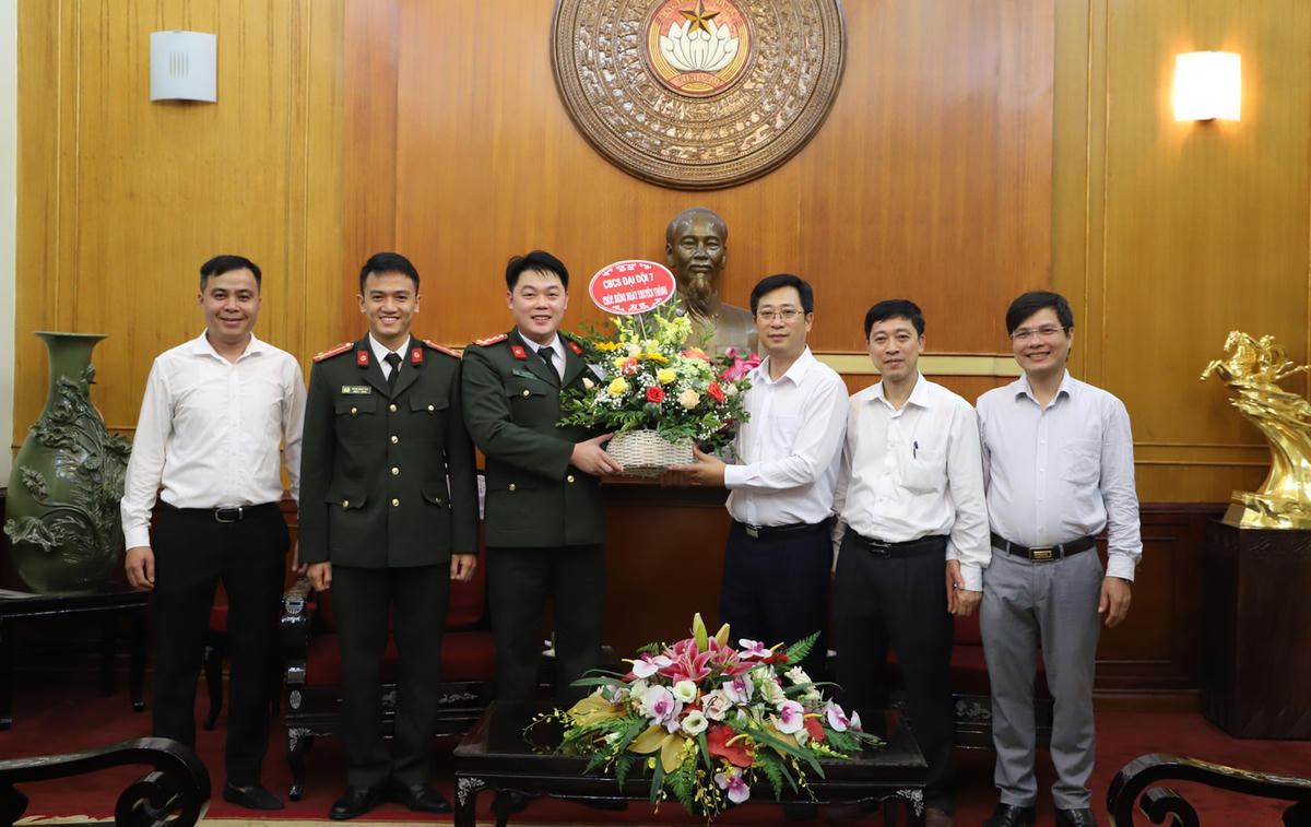 Ông Cao Xuân Thạo, Chánh Văn phòng UBTƯ MTTQ Việt Nam đón nhận lẵng hoa chúc mừng từ cán bộ, chiến sĩ Đại đội 7.