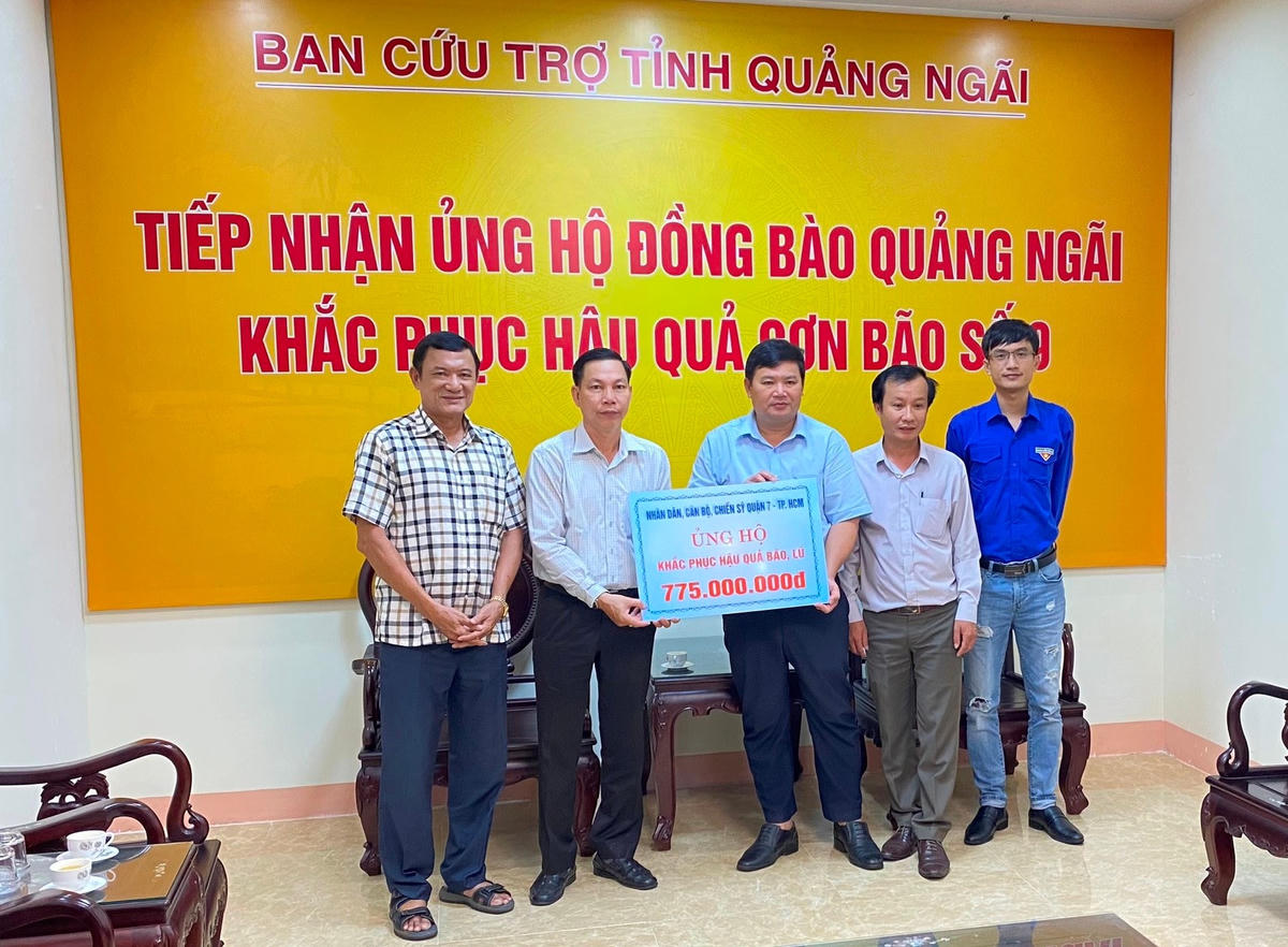 Ông Bùi Đức Thọ, Phó Chủ tịch Ủy ban MTTQ Việt Nam tỉnh tiếp nhận tài trợ.