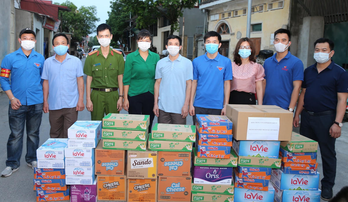 Trao quà, nhu yếu phẩm tại chốt kiểm soát dịch thuộc huyện Yên Phong.