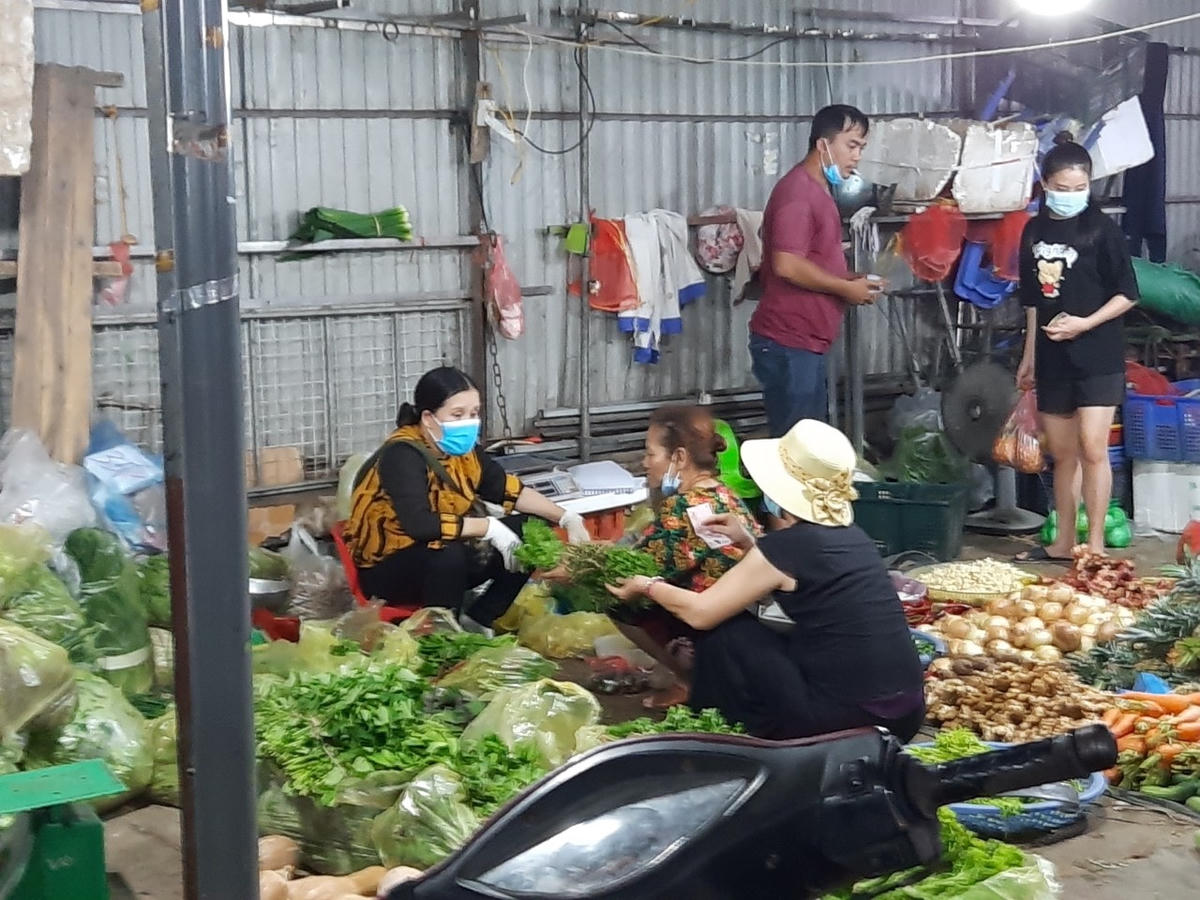 Chợ Phùng Khoang sáng 15/5.