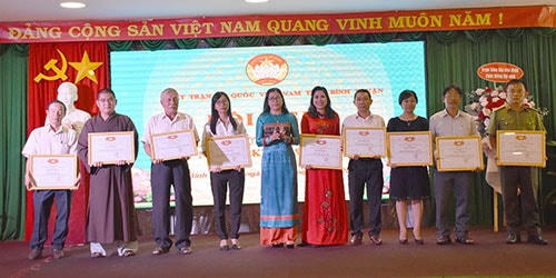 Chủ tịch Uỷ ban MTTQ tỉnh Bình Thuận tặng Bằng khen cho các tập thể và cá nhân có thành tích trong việc tham gia phòng, chống dịch Covid-19.