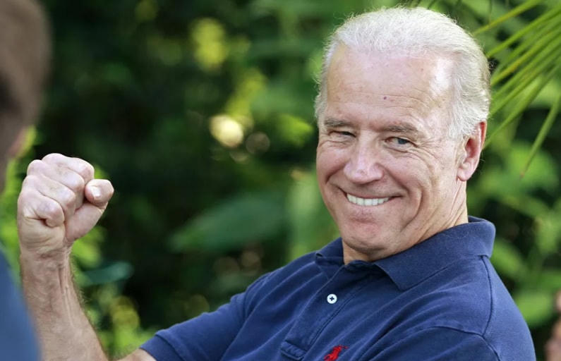 Ông Joe Biden, khi còn là Phó Tổng thống được chụp ảnh sau khi ông phát biểu trước các cựu chiến binh tại dinh thự chính thức của mình tại Đài quan sát Hải quân ở Washington, năm 2010.