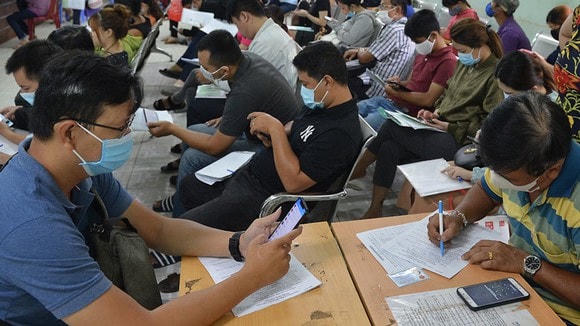 Người lao động đăng ký hưởng trợ cấp thất nghiệp tại Trung tâm Dịch vụ việc làm TPHCM Ảnh: VIỆT DŨNG.