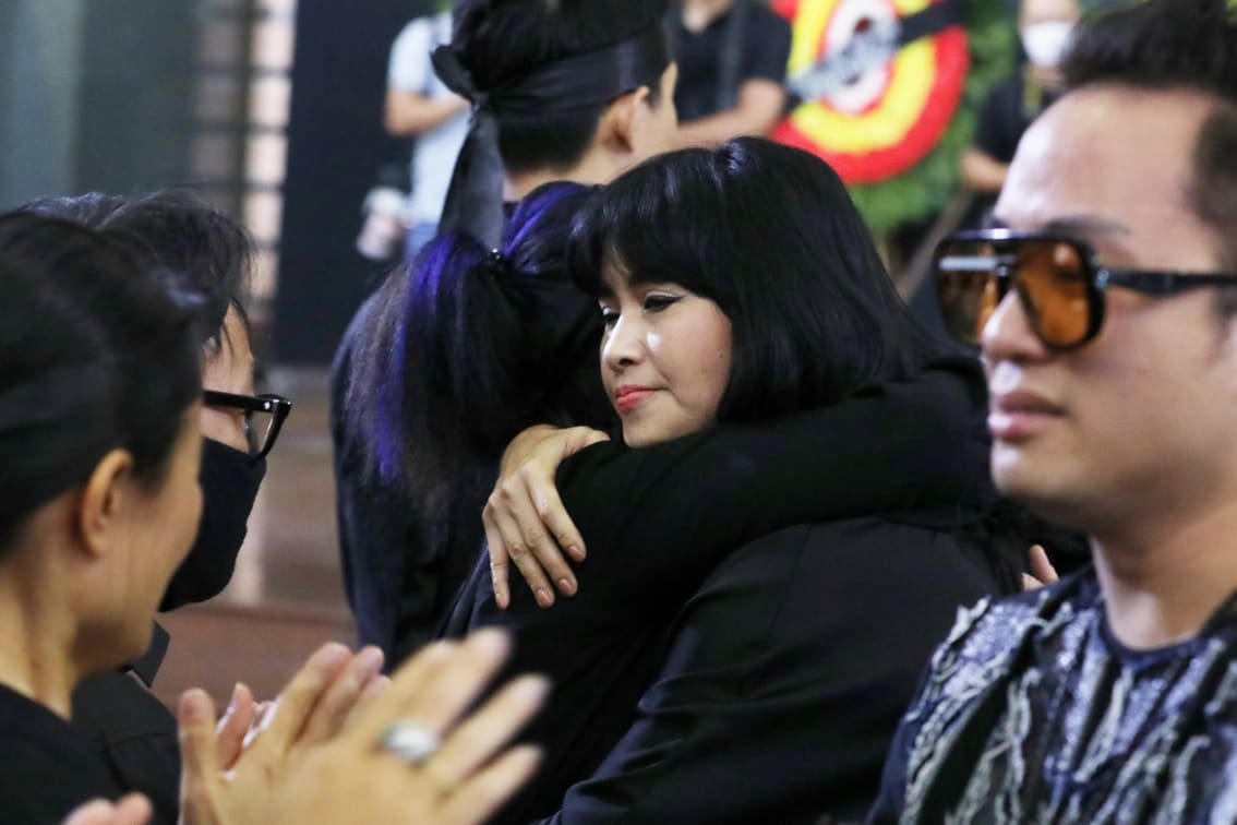 Ca sĩ Thanh Lam đến tiễn biệt người nhạc sĩ tài hoa.