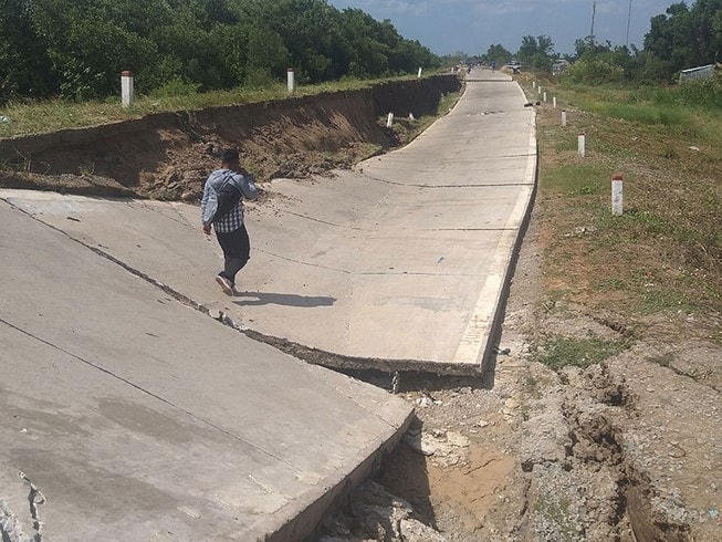 Đoạn đường trên đê biển Tây Cà Mau bị sụt lún hồi tháng 2/2020. Ảnh: T.Vũ.