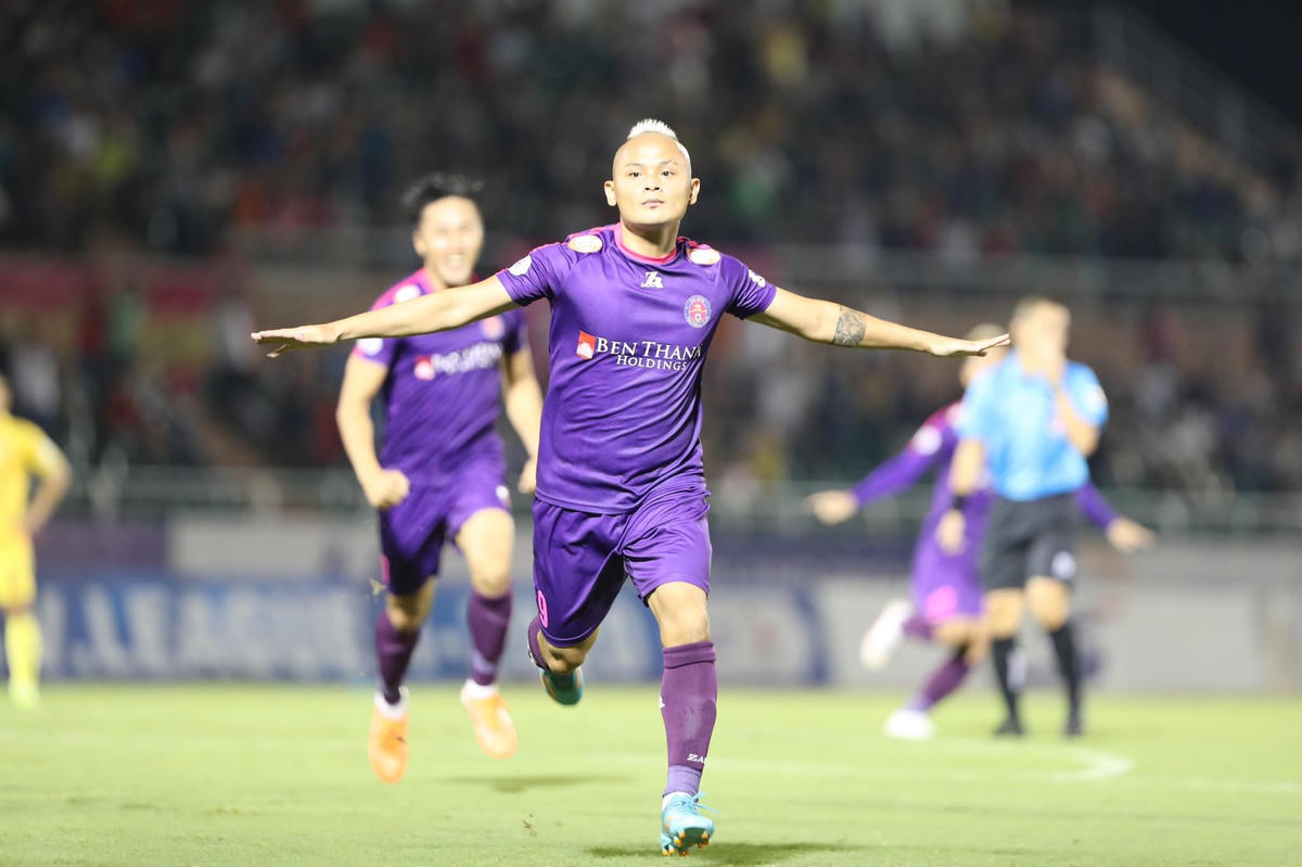 Lê Quốc Phương tỏa sáng giúp Sài Gòn FC tiếp tục giữ vững ngôi đầu.