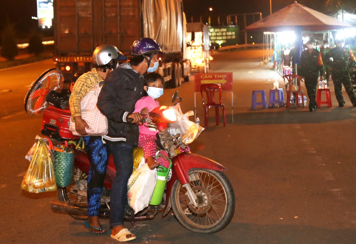 Nhiều người dân đã bám trụ ở các tỉnh Bình Dương, Đồng Nai, TP Hồ Chí Minh nhiều tháng, không có tiền ăn, tiền trọ đành khăn gói trở về quê nương náu những ngày dịch bệnh. 