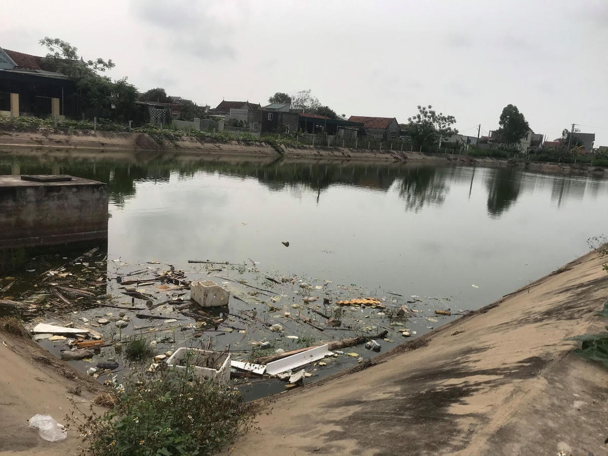 Hồ chứa nước tại công trình này rất nguy hiểm đối với trẻ em trong những tháng hè.