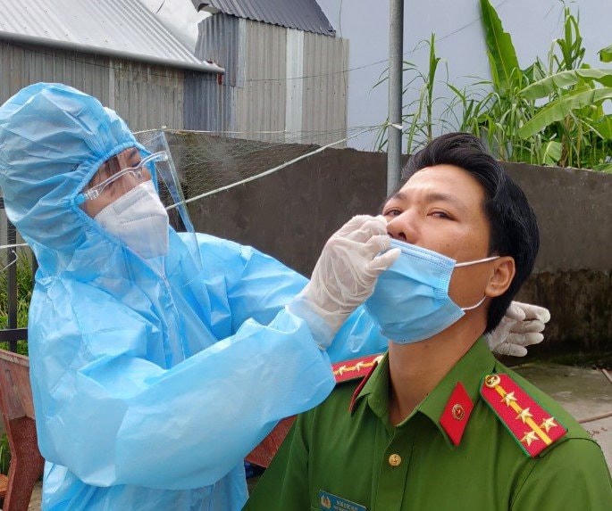 Test nhanh cho toàn dân để khoanh vùng khống chế dịch bệnh. 