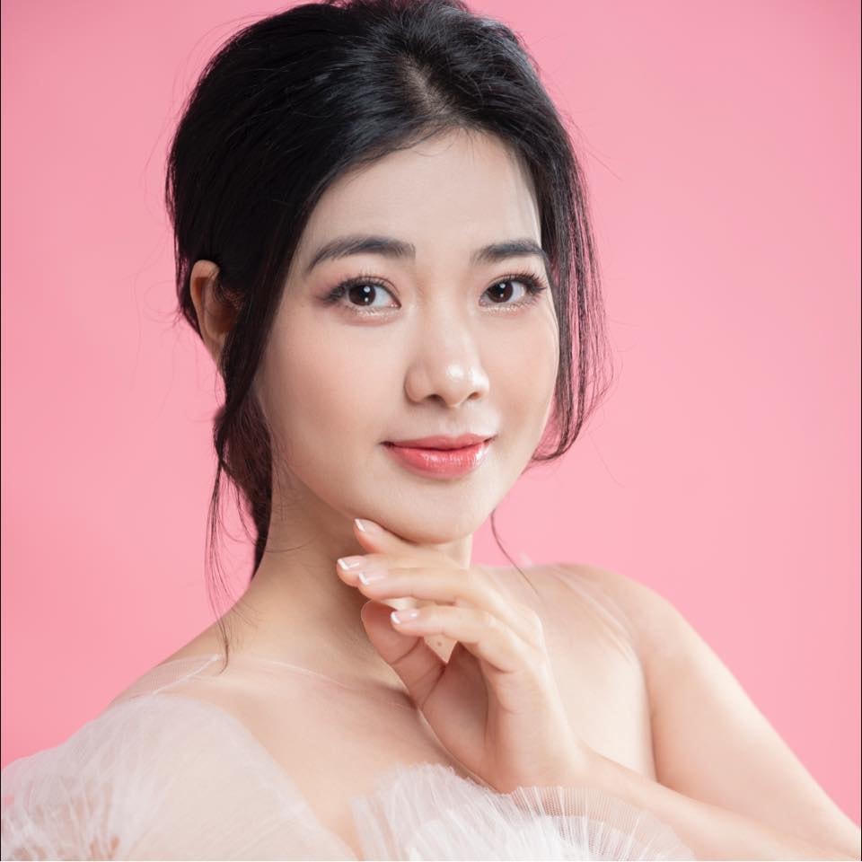 Nữ diễn viên thường xuyên trang điểm nhẹ nhàng kết hợp với phong cách thời trang đơn giản, cô dường như không có khoảng cách tuổi tác với dàn diễn viên trẻ của "Lối về miền hoa".