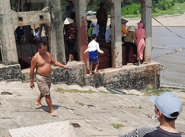 Đến cuối giờ chiều nay 12/5, người dân địa phương vẫn đứng trên bờ trông ngóng kết quả tìm kiếm 3 nữ sinh mất tích.