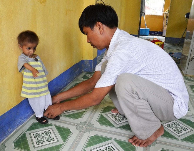 Cậu bé Đinh Văn K'Rể và thầy giáo Cương. Nguồn: Thanh niên.