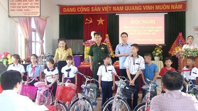 Thiếu tướng Nguyễn Văn Man trong một chuyến trao quà cho học sinh nghèo và trò chuyện với cử tri tại thị xã Ba Đồn.
