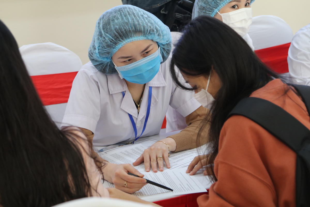 Tư vấn cho tình nguyện viên tham gia chương trình thử nghiệm vaccine phòng Covid-19. (Nguồn: Sưu tầm).