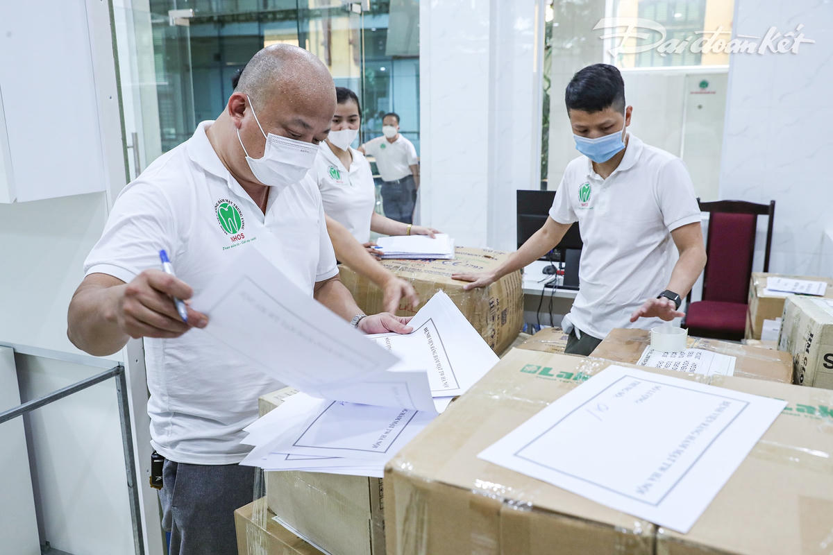 Các y, bác sĩ chuẩn bị tư trang, hành lý và những thiết bị y tế để lên đường vào Nam chi viện.