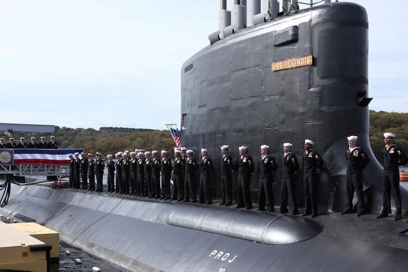 Các thủy thủ đứng xếp hàng trên nóc tàu ngầm tấn công hạt nhân USS Illinois của Hải quân Mỹ trong một sự kiện ở Groton, bang Connecticut. Ảnh: Reuters .