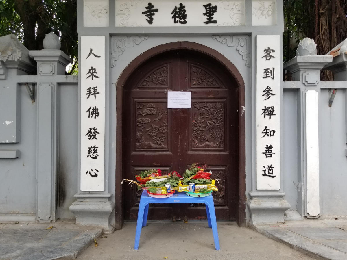 Rất nhiều người vẫn đến chùa làm lễ vì không biết chỉ đạo mới của thành phố.