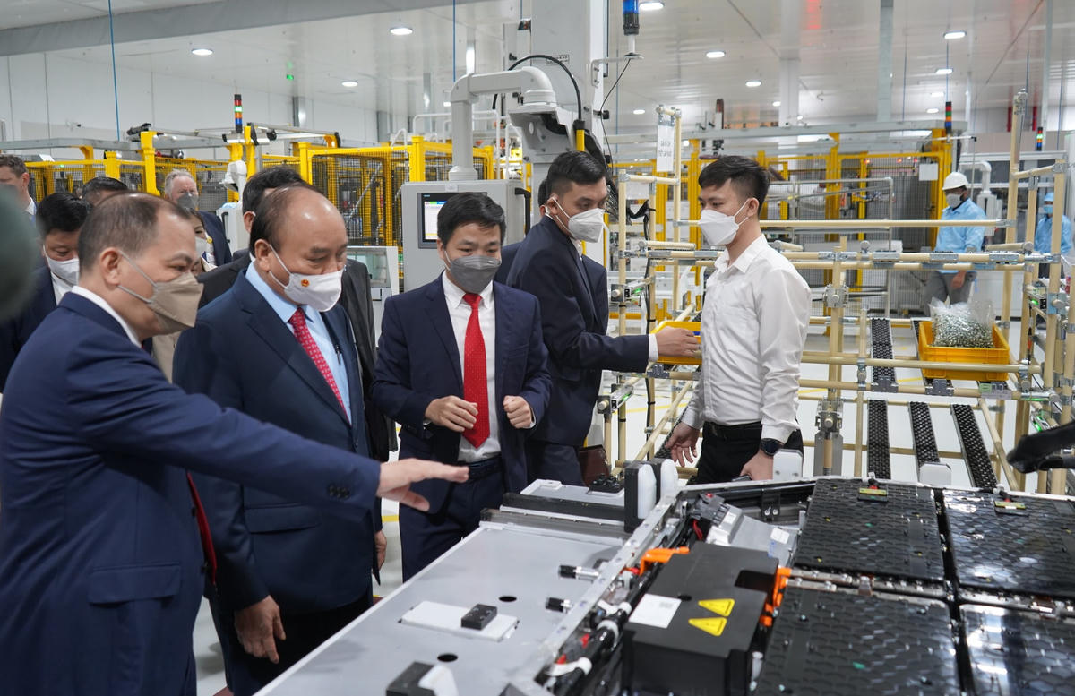 Chủ tịch nước Nguyễn Xuân Phúc tham quan Nhà máy sản xuất ô tô Vinfast.