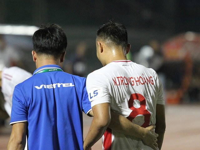 Nhưng anh không thể tiếp tục thi đấu, mà được dìu rời sân.  