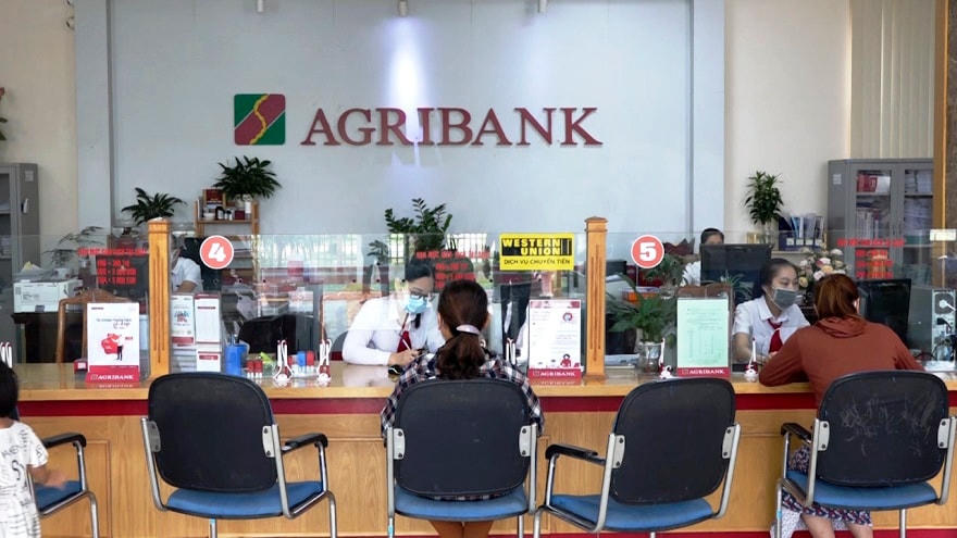 Khách hàng giao dịch tại Agribank.
