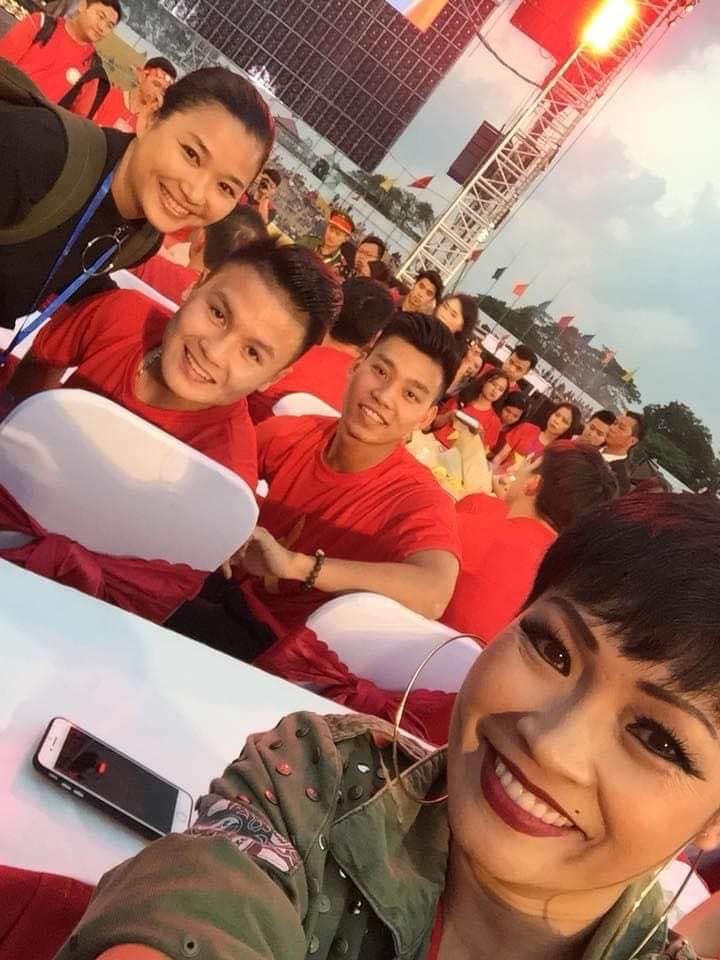Ca sĩ Phương Thanh cổ vũ cho đội tuyển bằng tấm ảnh chụp chung với Quang Hải và Văn Thanh.
