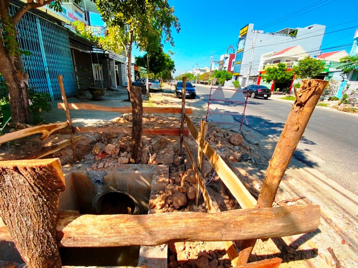 Dự án dang dở để lại hiểm nguy rình rập người dân.