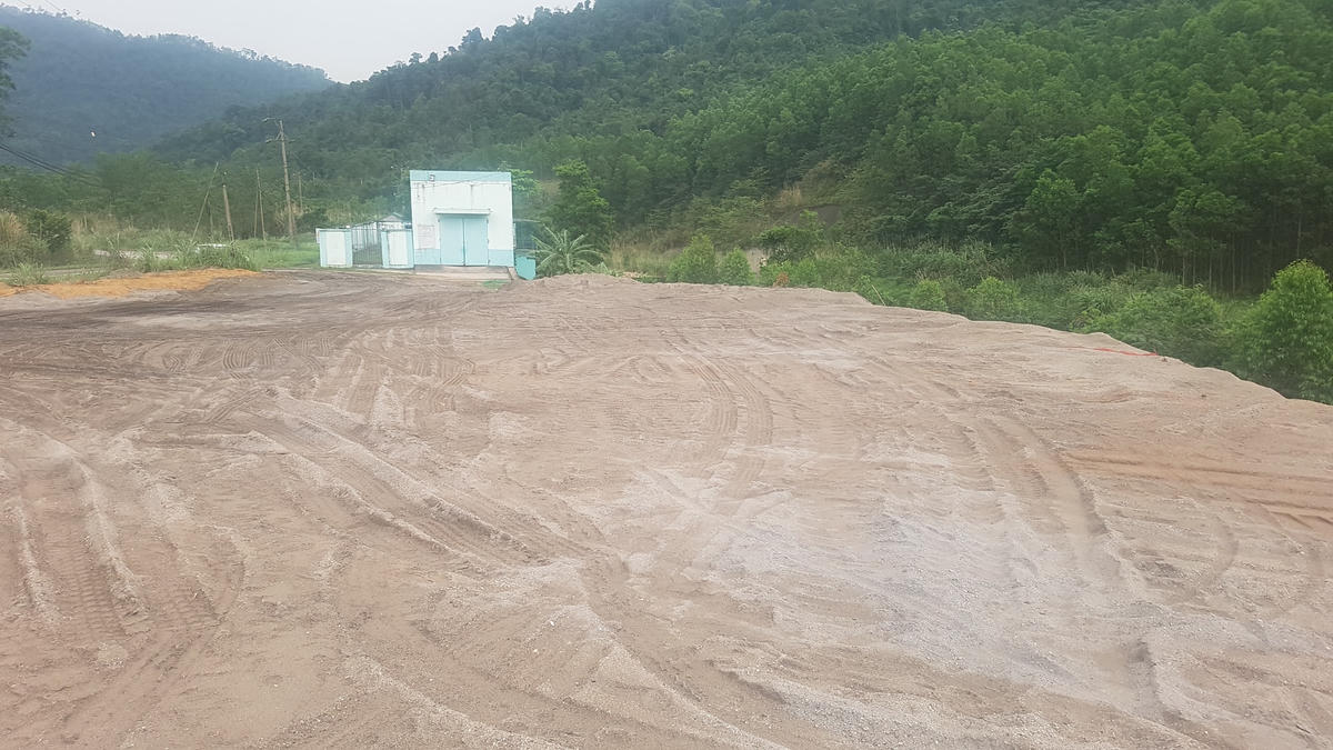 Lượng lớn chất thải tro xỉ của Công ty Nhiệt điện Sơn Động đổ ngay trạm bơm nằm ven suối lớn. Ảnh: Hà An.
