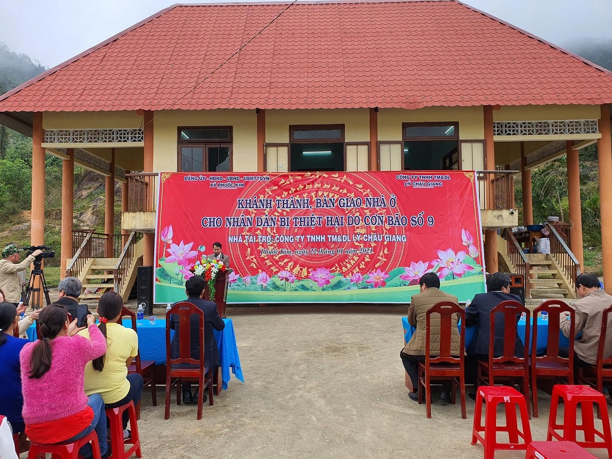 Quang cảnh buổi lễ bàn giao nhà cho 17 hộ dân xã Phước Kim.