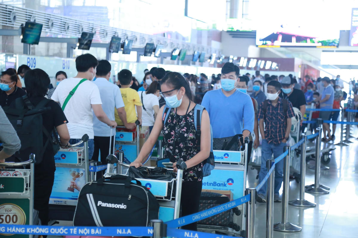Hành khách tại sân bay Nội Bài. Ảnh: Quang Vinh.