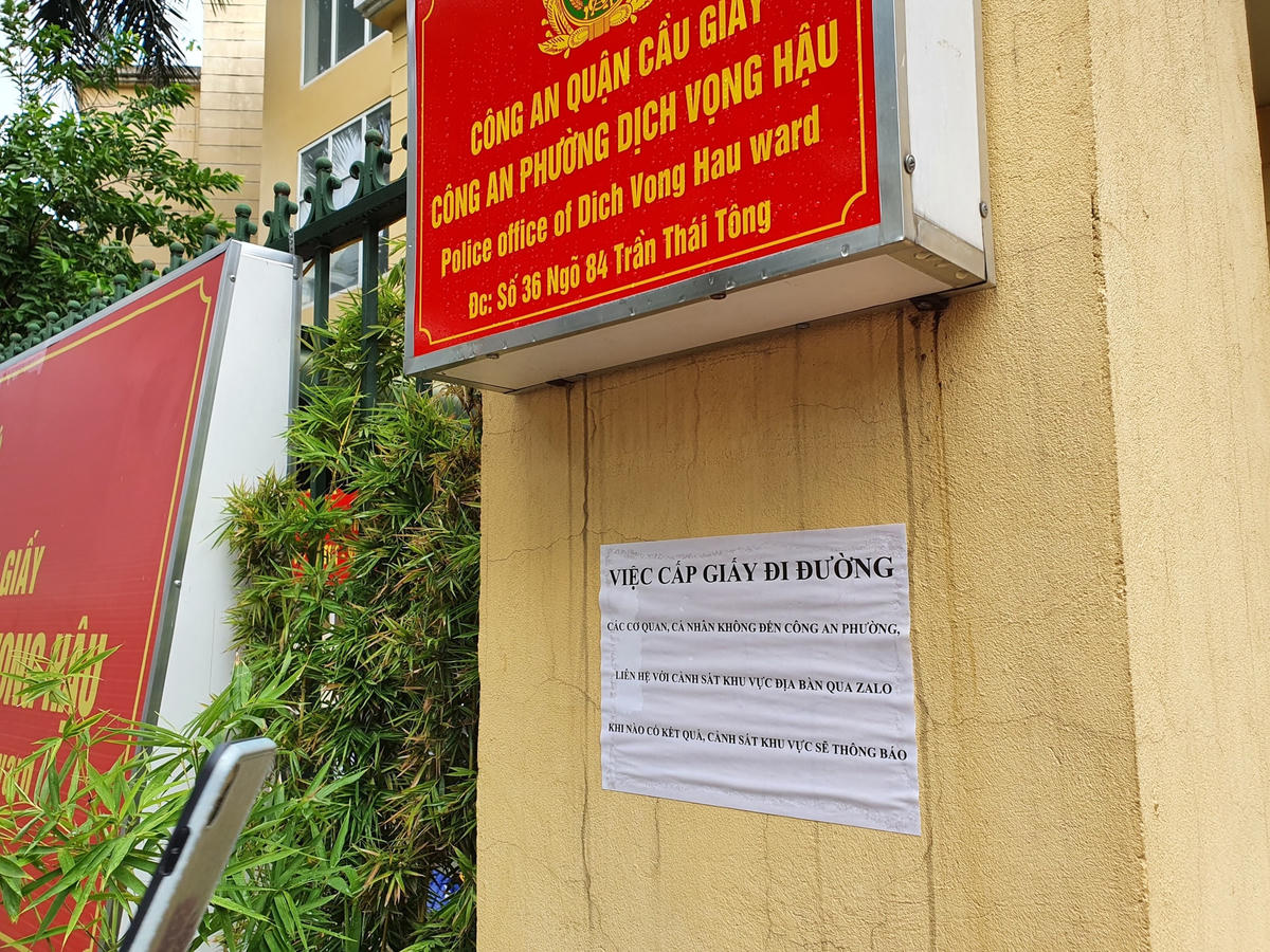Thông báo về việc cấp giấy đi đường được Công an phường dán ngay trước cổng để hướng dẫn người dân, doanh nghiệp không đến trụ sở.