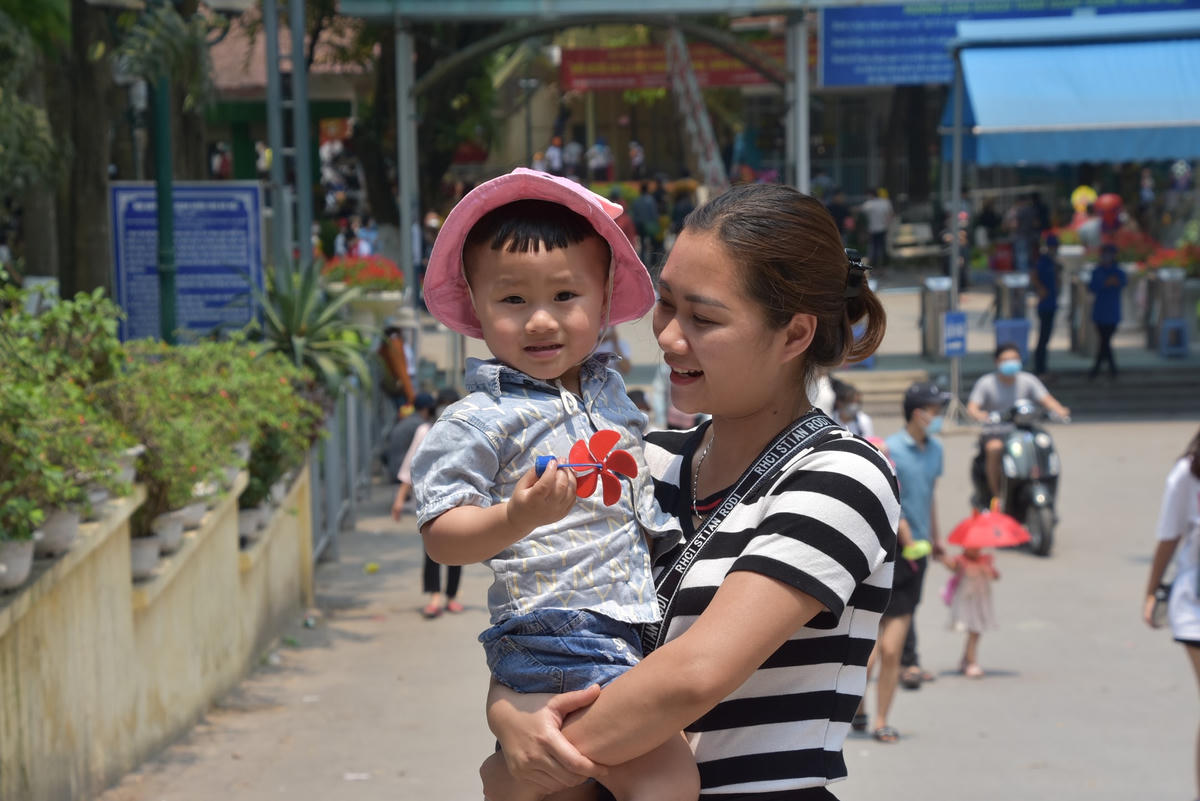 Chị Thuỳ Dung (huyện Đan Phượng) đưa con trai tham quan vườn thú. Chị Dung cho hay, đợt nghỉ lễ giỗ Tổ này chị được nghỉ 2 ngày, do vậy chị cùng chồng tranh thủ thời gian để đưa con đi chơi. 