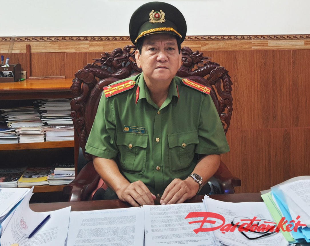 Đại tá Trương Công Dũng, Phó giám đốc Công an tỉnh Bạc Liêu trao đổi với Đại Đoàn Kết. 